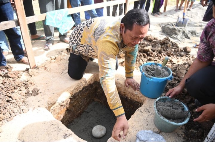 Wali Kota Padangsidempuan Irsan Efendi Nasution saat meletakkan Batu Pertama Pembangunan Masjid Abdullah Bin Zaid Kelurahan Panyanggar, Kamis (2/2/2023). (Ist)
