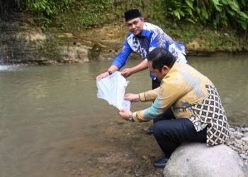 Wali Kota Padangsidempuan Irsan Efendi Nasution, SH, MM bersama Anggota DPRD Padangsidempuan Erpi J Samudra saat menabur benih ikan Nila dan ikan Mas di Lubuk Larangan Panyanggar, Kecamatan Padangsidempuan Utara, Kamis (2/2/2023).
