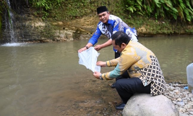 Wali Kota Padangsidempuan Irsan Efendi Nasution, SH, MM bersama Anggota DPRD Padangsidempuan Erpi J Samudra saat menabur benih ikan Nila dan ikan Mas di Lubuk Larangan Panyanggar, Kecamatan Padangsidempuan Utara, Kamis (2/2/2023).
