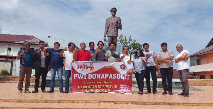 Pengurus dan anggota PWI Bona Pasogit foto bersama sesaat sebelum berangkat mengikuti HPN di Medan. (Ist)
