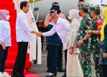 Keterangan Foto: Gubernur Sumatera Utara (Sumut) Edy Rahmayadi menyambut kedatangan Presiden RI Joko Widodo di Lapangan Udara Soewondo, Medan, Selasa (8/2). Menggunakan pesawat kepresidenan, rombongan Presiden RI mendarat di Lanud Soewondo sekitar pukul 18:00 WIB. (DISKOMINFO)