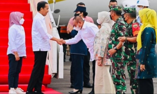 Keterangan Foto: Gubernur Sumatera Utara (Sumut) Edy Rahmayadi menyambut kedatangan Presiden RI Joko Widodo di Lapangan Udara Soewondo, Medan, Selasa (8/2). Menggunakan pesawat kepresidenan, rombongan Presiden RI mendarat di Lanud Soewondo sekitar pukul 18:00 WIB. (DISKOMINFO)