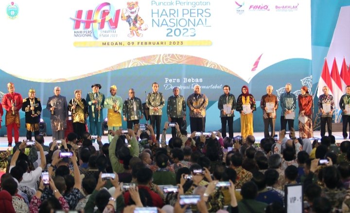 Presiden RI Joko Widodo bersama Panglima TNI Yudo Margono, Kapolri Listyo Sigit, Menteri Koordinator Bidang Polhukam Mahfud MD, Menteri Kominfo Johnny G Plate, Ketua MPR RI Bambang Soesatyo, Ketua Dewan Pers Ninik Rahayu, Ketua PWI Atal S Depari, Gubsu Edy Rahmayadi, saat menghadiri puncak araca peringatan Hari Pers Nasional (HPN) 2023 di Gedung Serbaguna, Jalan Williem Iskandar, Medan, Kamis (9/2). (Dok)