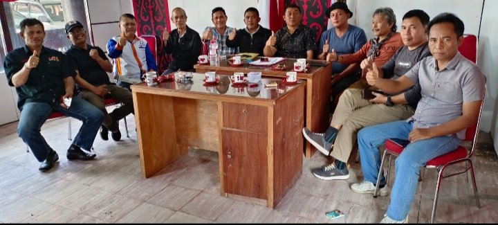 Pengurus dan anggota PWI Bona Pasogit saat melaksanakan rapat internal, Selasa (14/02/2023), guna persiapan pelaksanaan kegiatan safari jurnalistik ke pelajar SMA. (IST)