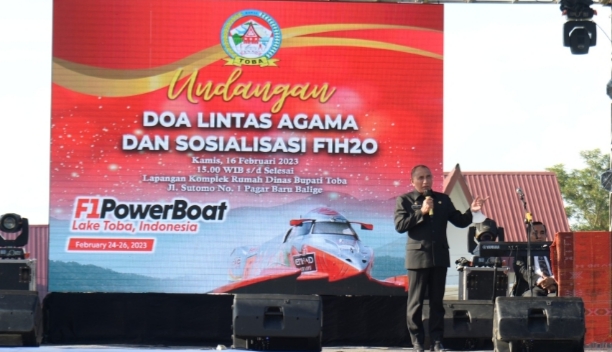 Gubernur Sumatera Utara (Sumut) Edy Rahmayadi beserta Forkopimda Sumut menghadiri Doa Bersama lintas agama untuk menyukseskan pagelaran F1H2O Power Boat di halaman rumah dinas Bupati Kabupaten Toba, Kamis (16/2). F1H2O akan diselenggarakan pada 24-26 Februari mendatang. (Diskominfo)