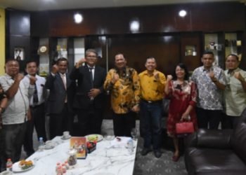Wali Kota Padangsidempuan Irsan Nasution foto bersama dengan  Pengurus HKBP Resort Padang Sidempuan - DistrikTabagsel dan Sumatera Barat. (Dok)