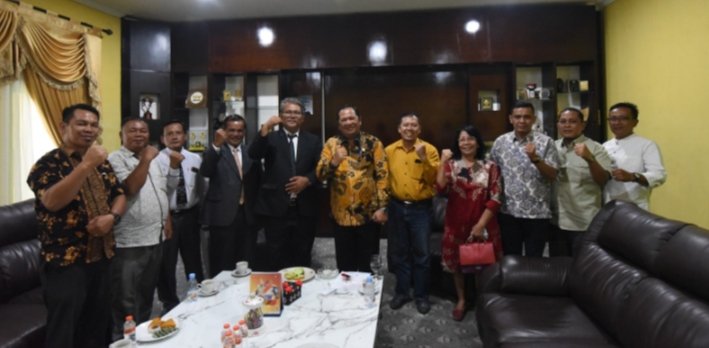 Wali Kota Padangsidempuan Irsan Nasution foto bersama dengan Pengurus HKBP Resort Padang Sidempuan - DistrikTabagsel dan Sumatera Barat. (Dok)