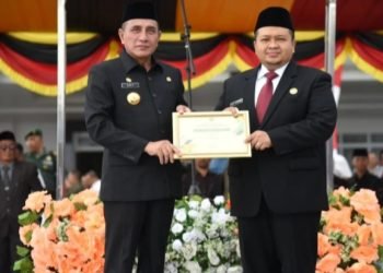Gubsu Edy Rahmayadi saat memberikan piagam penghargaan pada Bupati Tapsel Dolly Pasaribi atas Kinerja sebagai Pringkat pertama Capaian Indeks kwalitas lingkungan hidup se Kabupaten/ Kota se Sumut,ini salah satu bukti keberhasilan kepeminpinan Dolly Pasaribu. (Ist)