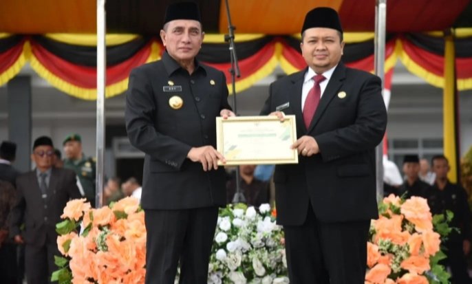 Gubsu Edy Rahmayadi saat memberikan piagam penghargaan pada Bupati Tapsel Dolly Pasaribi atas Kinerja sebagai Pringkat pertama Capaian Indeks kwalitas lingkungan hidup se Kabupaten/ Kota se Sumut,ini salah satu bukti keberhasilan kepeminpinan Dolly Pasaribu. (Ist)