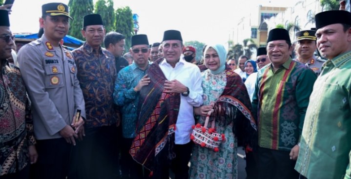 Walikota Irsan Nasution dan Wakil Walikota Padangsidempuan mengulosi Gubsu Edy Rahnayadi dan istri saat tiba di area Muswil Muhammadiyah dan Aisyiyah ke - 13 di Padangsidempuan. (Ist)