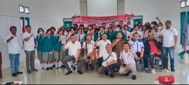 Pengurus PWI Bona Pasogit foto bersama dengan guru dan peserta didik SMA Negeri 3 Tarutung, Senin (20/02/2023). (IST)
