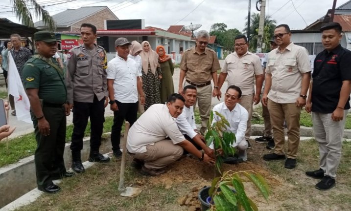 Gus Irawan bersama ketua Pemuda Tani Provsu dan anggota DPRD Asahan menanam durian musang king. (Perjuangan Baru/Ilham Suhendro)