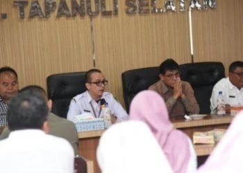 Pj Sekda Tapsel M Frananda memberikan arahan pada Ranperda tentang Pajak Daerah dan Retribusi Daerah (PDRD). (Dok)