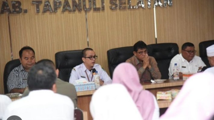 Pj Sekda Tapsel M Frananda memberikan arahan pada Ranperda tentang Pajak Daerah dan Retribusi Daerah (PDRD). (Dok)