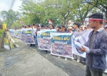 Aliansi Mahasiswa dan Pemuda Asal Samosir saat melakukan aksi unjuk rasa ke Kejatisu, menuntut penuntasan kasus penggelapan tanah negara di Tele. (Ist)