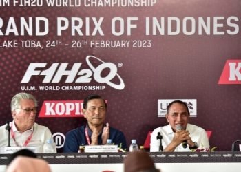 Gubernur Sumatera Utara (Sumut) Edy Rahmayadi mendampingi Menteri Koordinator Bidang Kemaritiman dan Investasi, Luhut Binsar Pandjaitan meninjau lokasi acara F1 Powerboat atau F1H2O Danau Toba di Balige Kabupaten Toba, Jumat (24/2/2023). (Diskominfo)