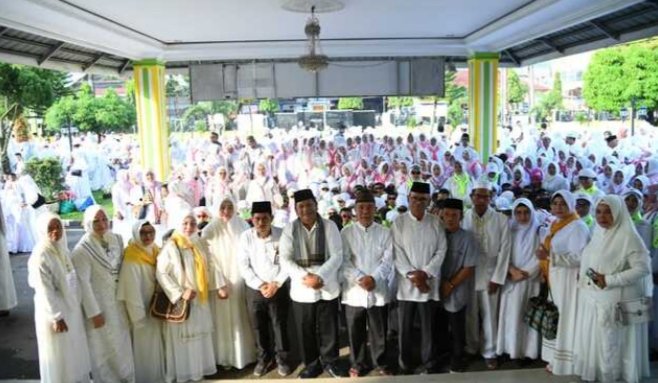 Walikota Padang Sidempuan Irsan Nasution saat melepas ribuan siswa dan siswi pendidikan usia dini atau Raudhatul Athfal (RA) Kota Padang Sidempuan (25/2) dari halaman kantor Walikota. (Ist)