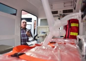 Gubernur Sumatera Utara (Sumut) Edy Rahmayadi meninjau Trauma Center F1 Powerboat atau F1H2O Danau Toba di Venue Utama F1H2O Danau Toba, Balige, Kabupaten Toba, Sabtu (25/2/2023).