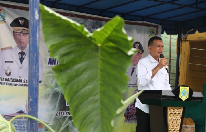 Wakil Gubernur (Wagub) Sumatera Utara (Sumut) Musa Rajekshah menghadiri Penandatanganan Nota Kesepahaman atau Memorandum of Understanding (MoU) antara petani dengan pihak buyer PT Petani Naik Kelas dan Koperasi Pemasaran Sumut Sejahtera di Desa Simberuna, Kecamatan Sitellu Tali Urang Jehe, Pakpak Bharat, Senin (27/2). (DISKOMINFO)