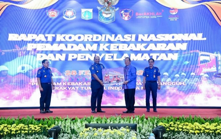 Walikota Padangsidempuan Irsan Nasution secara simbolis  menerima mobil damkar yang diserahkan,Direktur Jenderal (Dirjen) Bina Administrasi Kewilayahan Kementerian Dalam Negeri DR. Drs. Safrizal ZA.M.Si. (ist)
