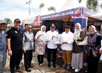 PAMERAN UMKM HPN 2023
Gubernur Sumatera Utara (Sumut) Edy Rahmayadi bersama Ketua TP PKK Sumut Nawal Lubis didampingi Ketua Dharma Wanita Persatuan Provinsi Sumut Dian Arief Trinugroho, Kepala Dinas Kominfo Sumut Ilyas Sitorus, serta para OPD, berkunjung ke Pameran UMKM pada perhelatan Hari Pers Nasional 2023 di Astaka, Jalan Willem Iskandar, Kabupaten Deliserdang, Jum'at (10/02). (Diskominfo)
