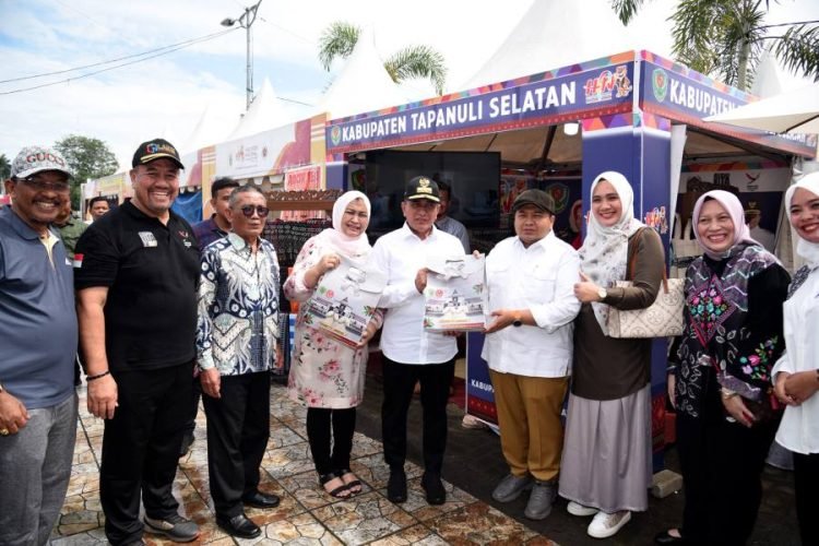 PAMERAN UMKM HPN 2023
Gubernur Sumatera Utara (Sumut) Edy Rahmayadi bersama Ketua TP PKK Sumut Nawal Lubis didampingi Ketua Dharma Wanita Persatuan Provinsi Sumut Dian Arief Trinugroho, Kepala Dinas Kominfo Sumut Ilyas Sitorus, serta para OPD, berkunjung ke Pameran UMKM pada perhelatan Hari Pers Nasional 2023 di Astaka, Jalan Willem Iskandar, Kabupaten Deliserdang, Jum'at (10/02). (Diskominfo)