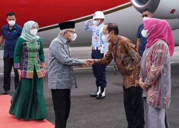 Sekretaris Daerah (Sekda) Provinsi Sumut, Arief Sudarto Trinugroho bersama Ketua Tim Penggerak Pemberdayaan dan Kesejahteraan Keluarga (TP PKK) Sumut Nawal Lubis dan Forkopimda menyambut kedatangan Wakil Presiden Republik Indonesia,  K.H. Ma'ruf Amin di Bandar Udara FL. Tobing, Kabupaten Tapanuli Tengah, Selasa (14/02/2023). Adapun kunjungan Wapres dalam rangka menghadiri acara Barus Bershalawat untuk Indonesia. (DISKOMINFO)