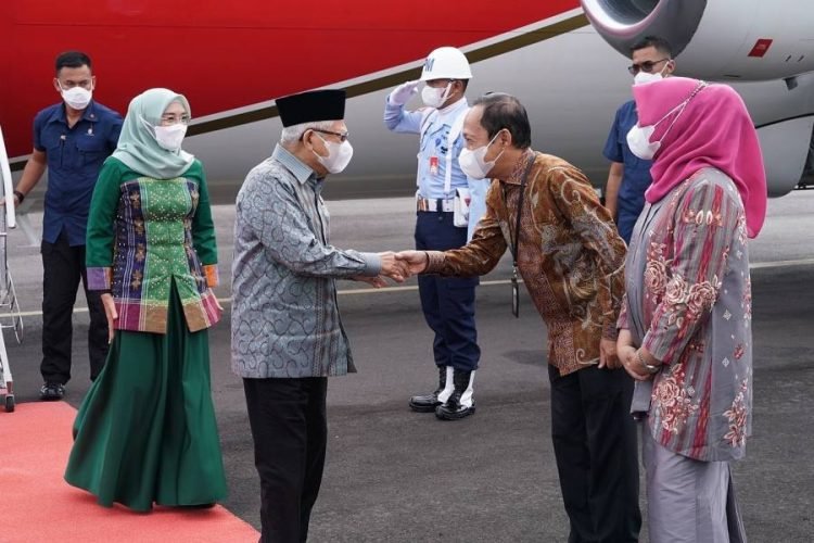 Sekretaris Daerah (Sekda) Provinsi Sumut, Arief Sudarto Trinugroho bersama Ketua Tim Penggerak Pemberdayaan dan Kesejahteraan Keluarga (TP PKK) Sumut Nawal Lubis dan Forkopimda menyambut kedatangan Wakil Presiden Republik Indonesia,  K.H. Ma'ruf Amin di Bandar Udara FL. Tobing, Kabupaten Tapanuli Tengah, Selasa (14/02/2023). Adapun kunjungan Wapres dalam rangka menghadiri acara Barus Bershalawat untuk Indonesia. (DISKOMINFO)