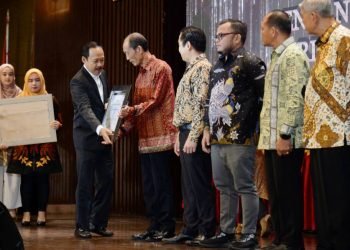 Sekretaris Daerah Provinsi Sumatera Utara (Sumut) Arief S Trinugroho menghadiri sekaligus menyerahkan Penganugerahan Paritrana Award Tahun 2022 Tingkat Provinsi Sumut di Hotel Grand Mercure Jalan Sutomo Medan, Selasa (21/2). Paritrana Award merupakan apresiasi Pemerintah kepada Pemerintah Daerah dan pelaku usaha yang telah mendukung penuh implementasi program jaminan sosial ketenagakerjaan.(Diskominfo)