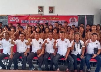 Pengurus PWI Bona Pasogit saat foto bersama  dengan Kepala SMA Negeri 1 Sipoholon dan para pelajar. (Ist)