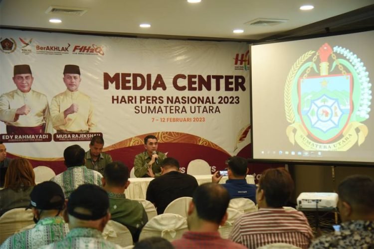 KONFERENSI PERS MEDIA CENTER HPN 2023
Ketua III Panitia Daerah Hari Pers Nasional (HPN) 2023 Faisal Arif Nasution didampingi Kepala Bidang Pengelolaan Informasi Publik Dinas Kominfo Sumut Iwan Sutani Siregar pada Konferensi Pers di ruang Media Center HPN 2023 Hotel Grand Mercure, Jalan Sutomo Nomor 1 Medan, Kamis (9/2). (Diskominfo)