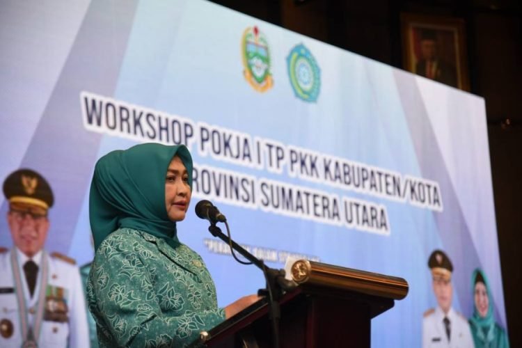Ketua TP PKK Provinsi Sumatera Utara (Sumut) Nawal Lubis menghadiri sekaligus membuka Workshop Pokja I TP PKK Kabupaten/Kota Provinsi Sumut di Ballroom Hotel Le Polonia Medan, Senin (20/02). (diskominfo)