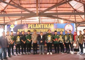 : Bupati Dolly Pasaribu foto bersama dengan kader HIPMI Kabupaten Tapsel. (IST)