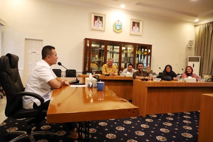 Wakil Gubernur (Wagub) Sumatera Utara (Sumut) Musa Rajekshah menerima kunjungan Arsitektur USU di Rumah Dinas Wagub, Jalan Teuku Daud, Medan, Senin (20/2). (DISKOMINFO)