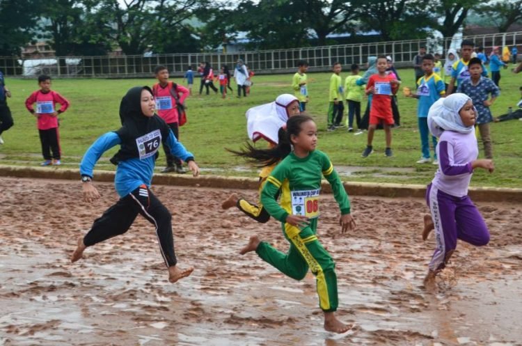 Para peserta kejuaraan sirkuit atletik ISORI tingkat pelajar SE Kota Padang Sidempuan,saat menunjukkan skilnya di Stadion HM Nurdin Padangsidempuan (21/02).