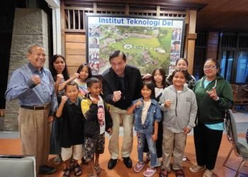 Menko Marves Luhut Binsar Panjaitan foto bersama dengan para murid yang akan  mengikuti olimpiade sains dan matematika se-Asia. (dok)