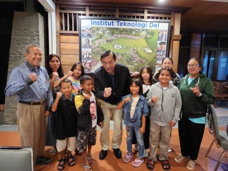 Menko Marves Luhut Binsar Panjaitan foto bersama dengan para murid yang akan  mengikuti olimpiade sains dan matematika se-Asia. (dok)