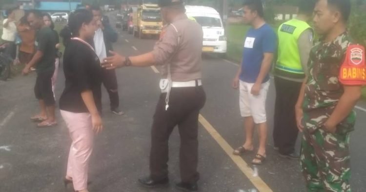 Aparat mengamankan lokasi tabrakan maut.