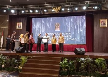 Bupati Tapsel H Dolly Pasaribu diwakili Kadis Ketenagakerjaan Ahmad Raja Nasution saat menerima piagam penghargaan jaminan ketenagakerjaan Paritrana Award tahun 2022 di Grand Mercure Maha Cipta Medan Angkasa Medan. (IST)