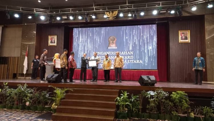 Bupati Tapsel H Dolly Pasaribu diwakili Kadis Ketenagakerjaan Ahmad Raja Nasution saat menerima piagam penghargaan jaminan ketenagakerjaan Paritrana Award tahun 2022 di Grand Mercure Maha Cipta Medan Angkasa Medan. (IST)
