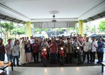 Walikota Padangsidempuan fhoto bersama dengan para lurah usai menerima kederaan roda dua. (IST)