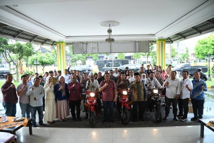 Walikota Padangsidempuan fhoto bersama dengan para lurah usai menerima kederaan roda dua. (IST)