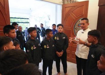 Wakil Gubernur (Wagub) Sumatera Utara (Sumut) Musa Rajekshah  memberi motivasi kepada para atlet di Rumah Dinas Wagub, Jalan Teuku Daud, Medan, Senin (13/2). (DISKOMINFO)