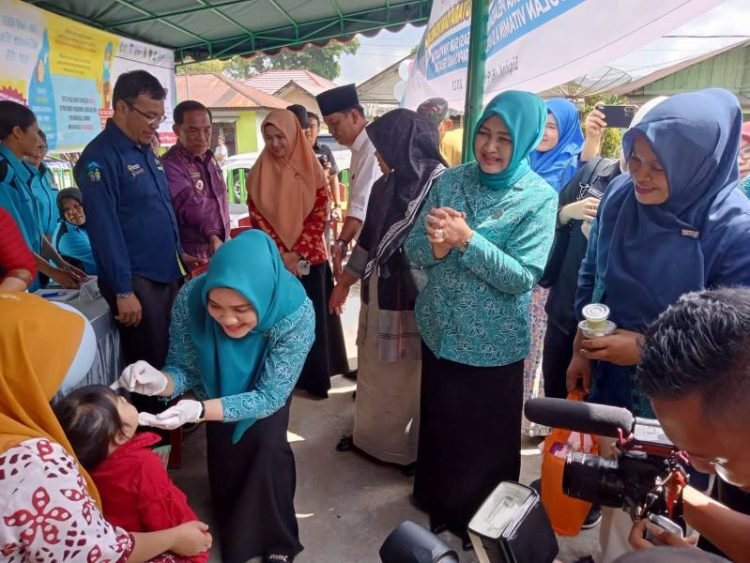 Ketua TP PKK Sumut Nawal Lubis bersama Ketua TP PKK Tapsel Rosalina Dolly Pasaribu meneteskad vitamin A pada anak di pelaksanaan PIN di Kelurahan Baringin, Kecamatan Sipirok, Kamis (16/2/2023). (DOK)