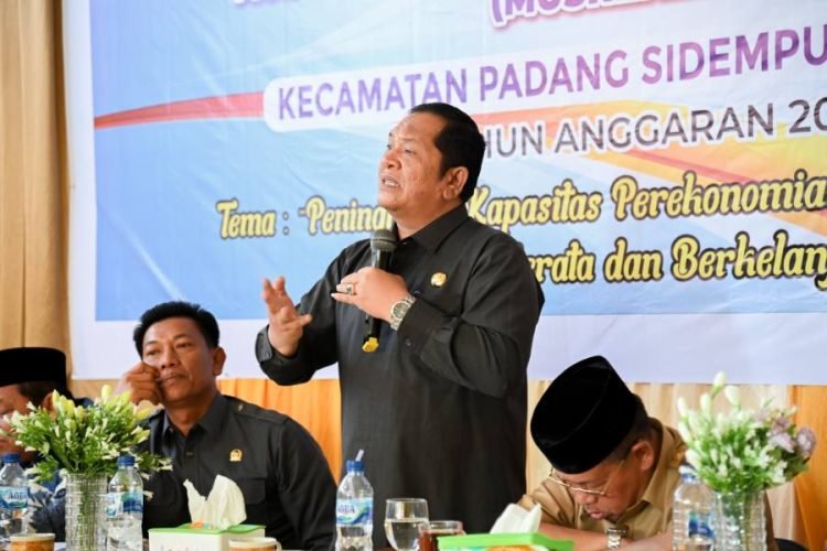 Wali Kota Padangsidempuan Irsan Nasution saat memberikan sambutan pada Musrenbang Kecamatan Padangsidempuan Selatan.  (ist)