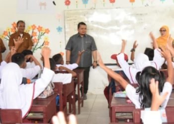 Bupati Dolly Pasaribu, tinjau tempat pelatihan "Gasing" di SD Negeri 101105 Kecamatan Sayur Matinggi (27/2). (IST)