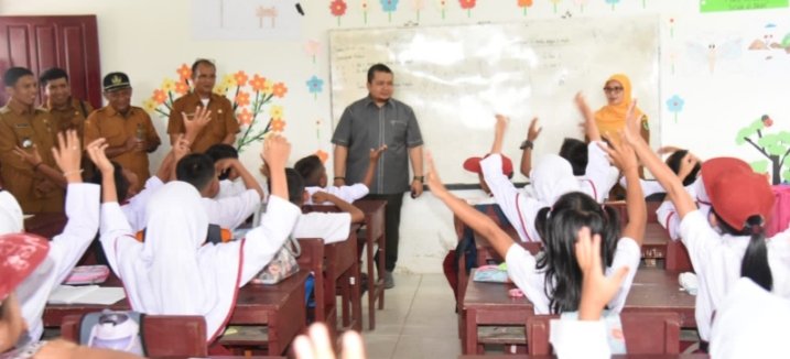 Bupati Dolly Pasaribu, tinjau tempat pelatihan "Gasing" di SD Negeri 101105 Kecamatan Sayur Matinggi (27/2). (IST)