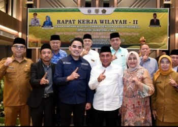 Gubernur Sumatera Utara (Sumut) Edy Rahmayadi didampingi Ketua TP PKK Provinsi Sumut Nawal Lubis, Wasekjend DPP LASQI Imam, serta Ketua Harian Lembaga Seni dan Qasidah Indonesia (LASQI) Sumut Daudsyah Munthe, pada pembukaan Rapat Kerja Wilayah - II DPW LASQI Sumut, di Hotel Polonia, Selasa (28/02). (Diskominfo)