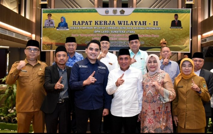 Gubernur Sumatera Utara (Sumut) Edy Rahmayadi didampingi Ketua TP PKK Provinsi Sumut Nawal Lubis, Wasekjend DPP LASQI Imam, serta Ketua Harian Lembaga Seni dan Qasidah Indonesia (LASQI) Sumut Daudsyah Munthe, pada pembukaan Rapat Kerja Wilayah - II DPW LASQI Sumut, di Hotel Polonia, Selasa (28/02). (Diskominfo)