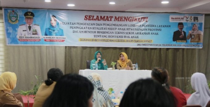 Ketua Tim Penggerak Pemberdayaan Kesejahteraan Keluarga (TP PKK) Sumatera Utara (Sumut) Nawal Lubis membuka kegiatan Penguatan dan Pengembangan Lembaga Penyedia Layanan Peningkatan Kualitas Hidup Anak Dalam Bentuk Bimbingan Teknis Sekolah Ramah Anak terkait Konvensi Hak Anak di Hotel Grand Kanaya Medan, Senin (27/2). (DISKOMINFO)